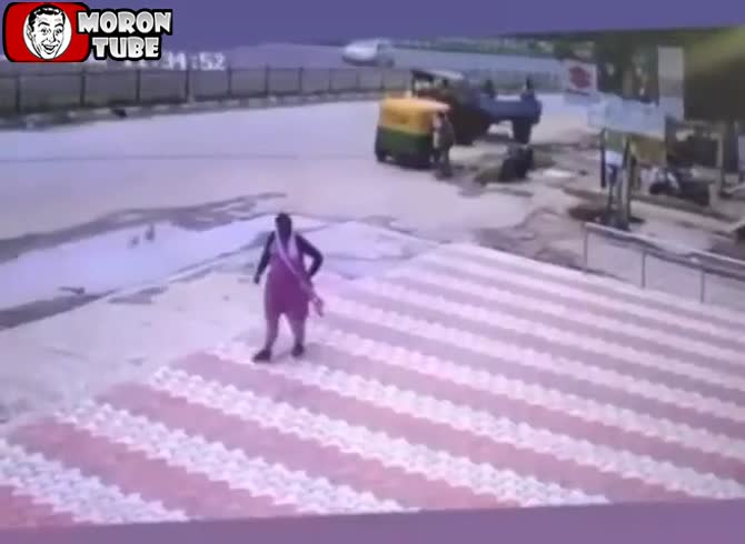 Video :A rope lifts a man as he takes off